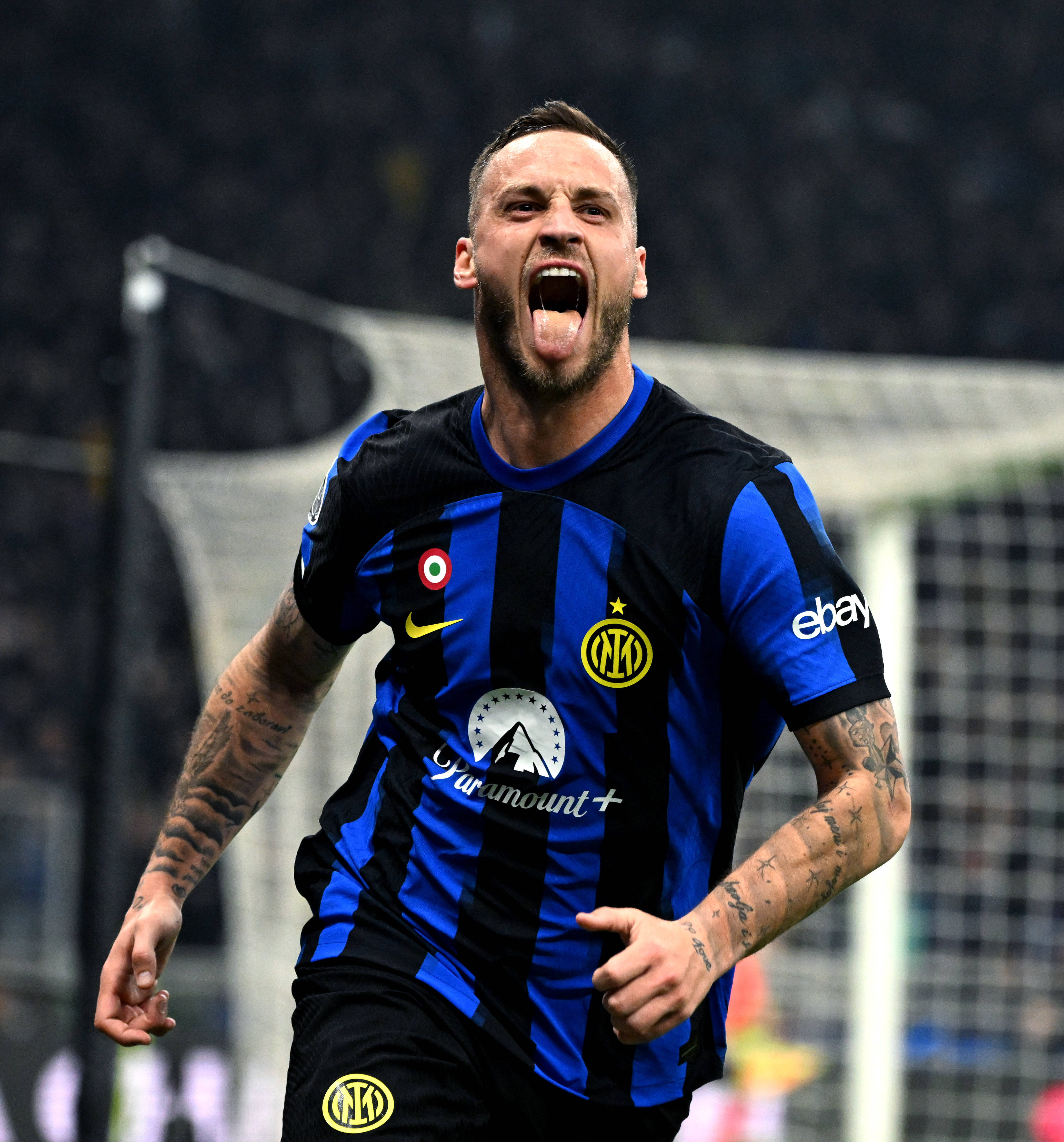 荷兰女国脚罗尔德公开谈论与女友恋情，两人曾因亲密照片受批评（荷兰女足国脚罗尔德谈与女友恋情：亲密合照曾惹争议）