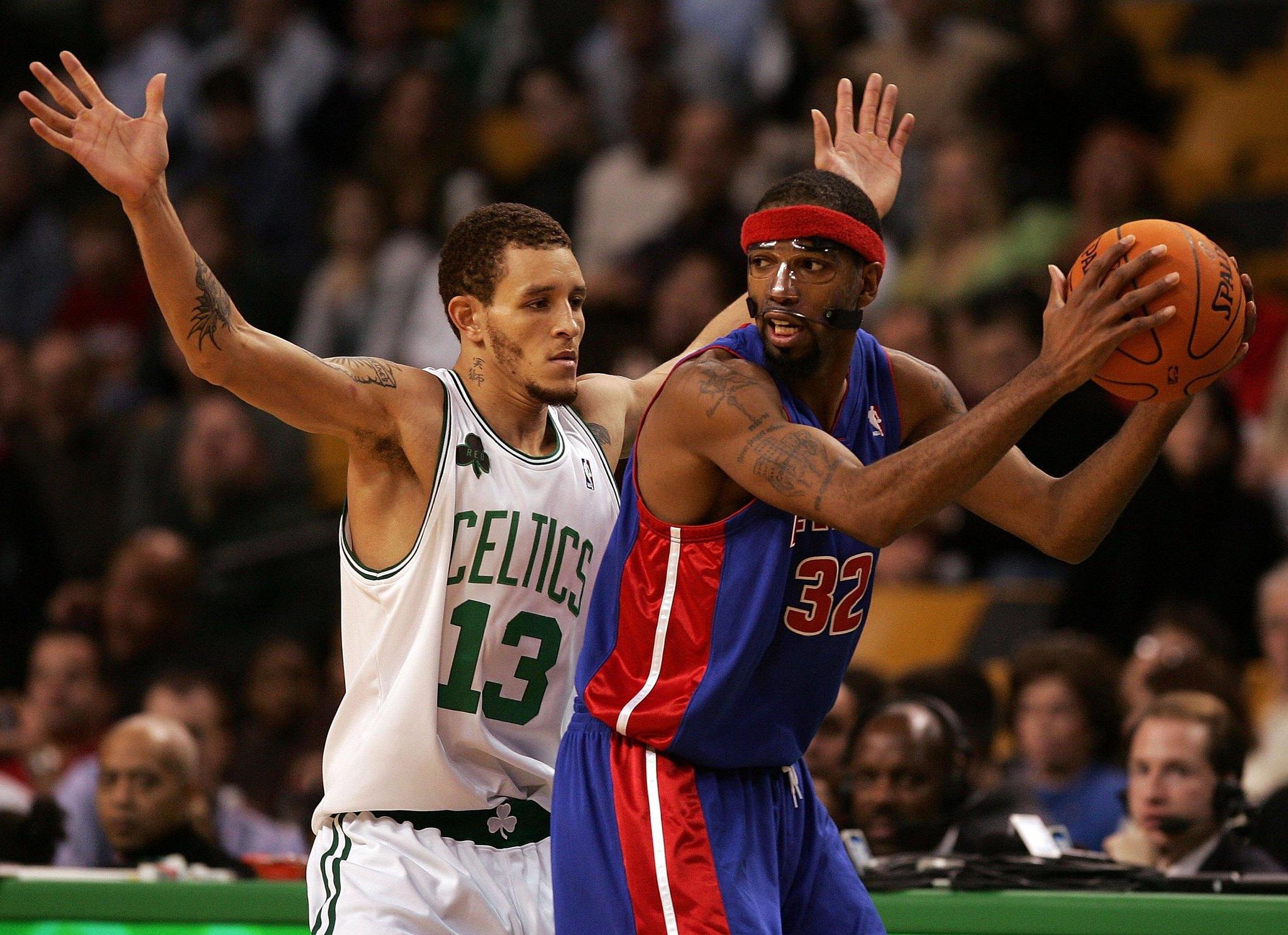 雷迪克怒斥湖人发挥太糟糕！内部关系已出现脱节 队记批评球员打球自私自利（雷迪克痛批湖人表现低迷：队内关系生变，随队记者斥球员过分自私）