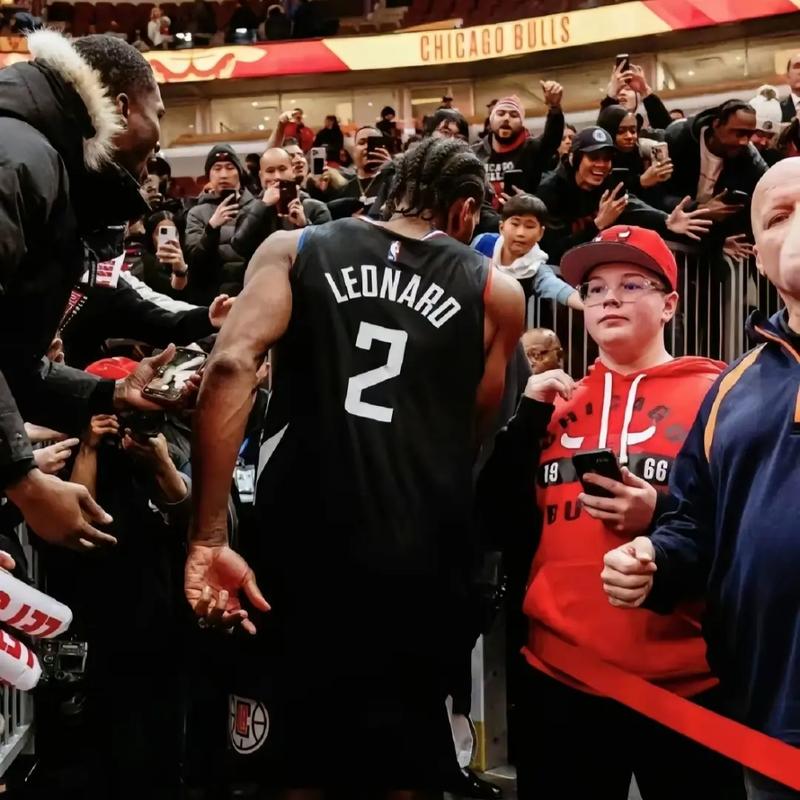 英超半场：奥布莱恩离谱手球，哲凯赖什点射，阿森纳1-0埃弗顿（英超半场：奥布莱恩手球送点，赖斯点射破门，阿森纳1-0埃弗顿）