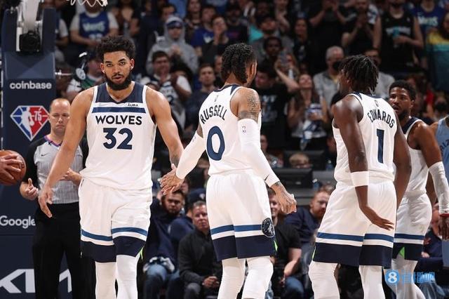 湖人队遭遇惨败，双向合同后卫成为众矢之的（湖人大比分告负，双向合同后卫被推上风口浪尖）