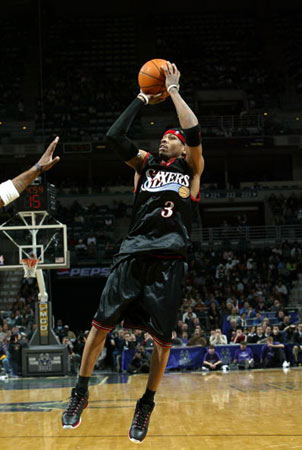 摧枯拉朽！迪亚洛强攻顶翻防守 上篮命中打停天津（强势碾压！迪亚洛硬突顶翻防线 上篮命中逼停天津）