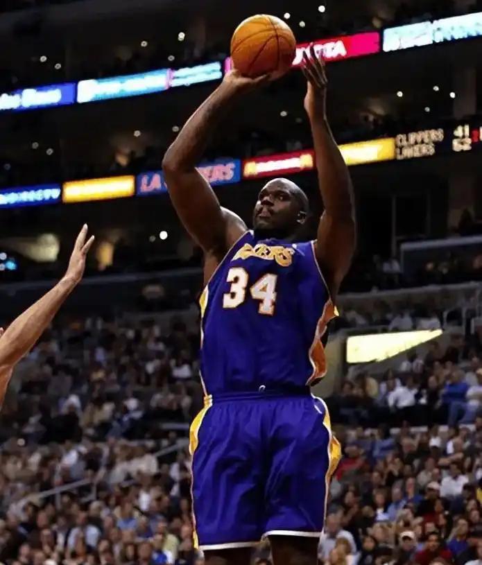 CBA：浙江男篮强势取胜 稳居积分榜前列（CBA：浙江男篮强势夺胜，继续排名前列）