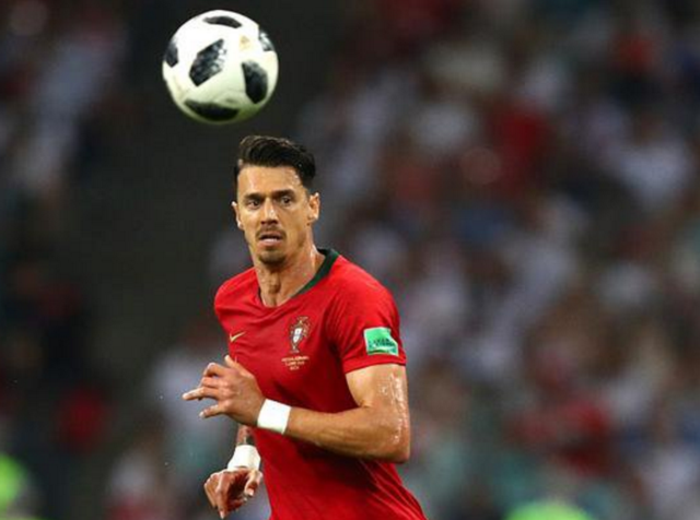 太阳报：涉嫌在酒吧用头撞伤他人，英格兰球星伊万·托尼被捕（《太阳报》：伊万·托尼涉嫌在酒吧以头顶伤人被警方逮捕）